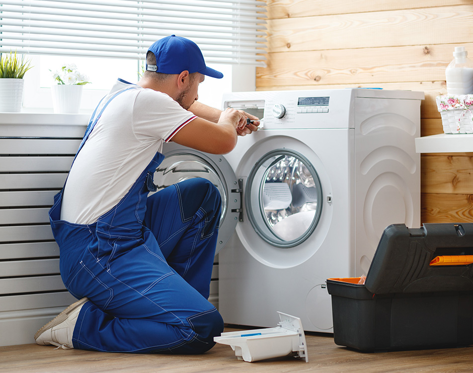 opravář opravuje pračku